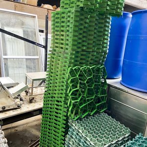 Lote siguiente: Cincuenta Rejillas para Césped de PVC (50x50 cm)