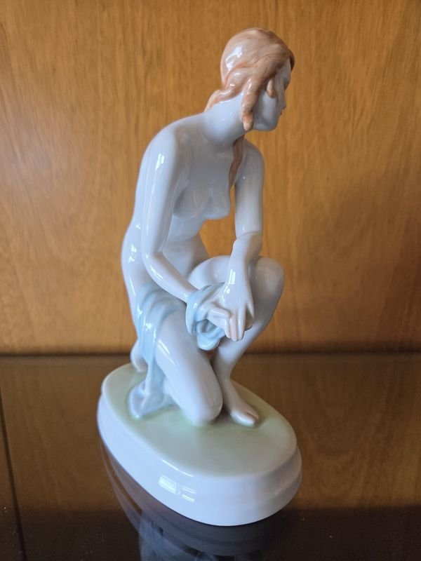 Figura de mujer en porcelana Húngara pintada a mano - imagen 3