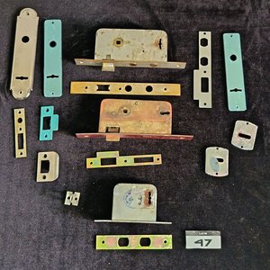 Lote de 3 Cerraduras y Accesorios, Varias Medidas - imagen 1