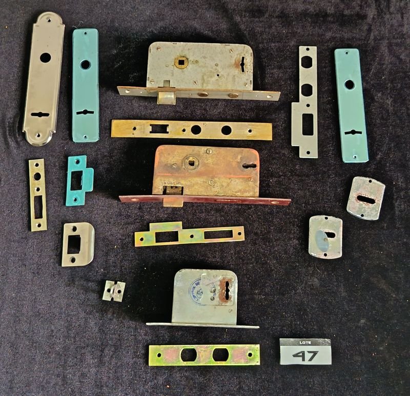 Lote de 3 Cerraduras y Accesorios, Varias Medidas