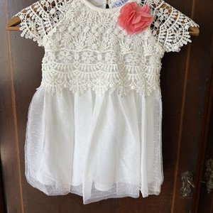 Vestido Blanco Niña Nicole Miller Talla 24M con Encaje y Flor Coral - imagen 8