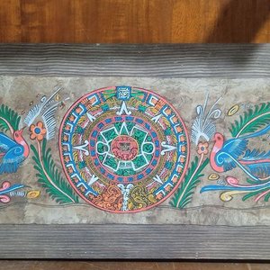 Lote siguiente: pintura artesanal mexicana sobre papel amate de corteza de árbol que representa el Calendario Azteca (Piedra del Sol)