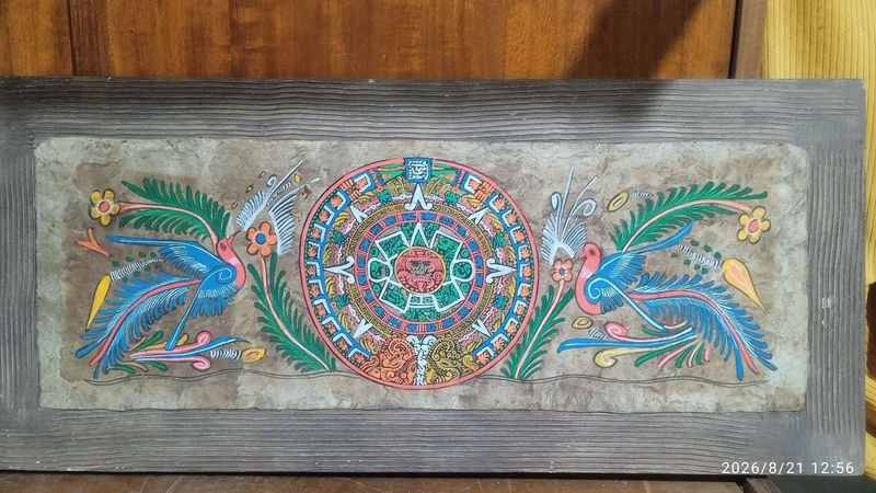 pintura artesanal mexicana sobre papel amate de corteza de árbol que representa el Calendario Azteca (Piedra del Sol)