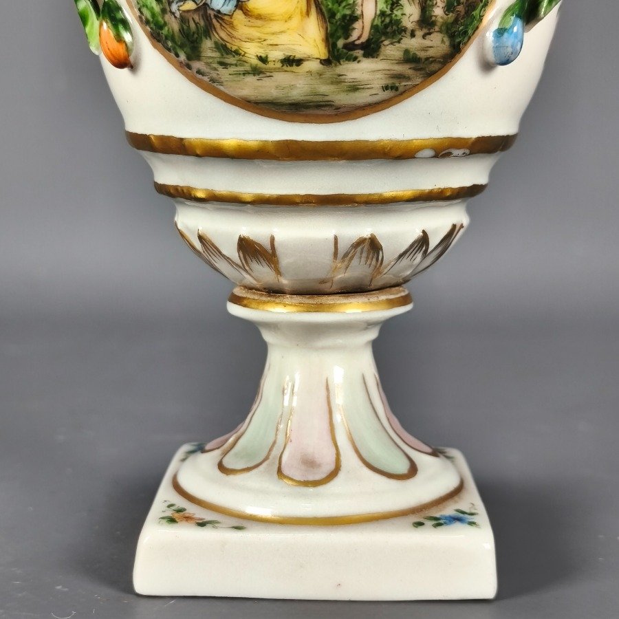 Vaso de porcelana con decoración floral y detalles pintados - imagen 6