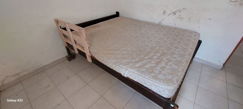 Cama de dos plazas con colchón y estructura de madera - imagen 2