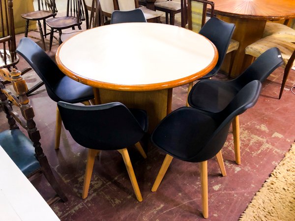 Mesa Redonda con Cuatro Sillas Negras Estilo Nórdico