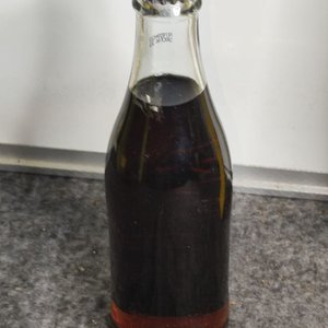 Botella Coca-Cola Sellada con Contenido y Tapa Metálica - imagen 3