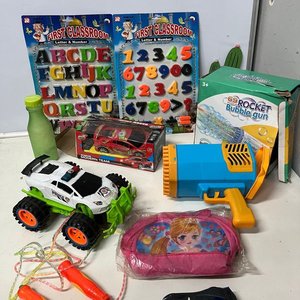 Lote de Juguetes Varios: Auto Policía, Auto de Carreras, Burbujero, Mochila y Más - imagen 1