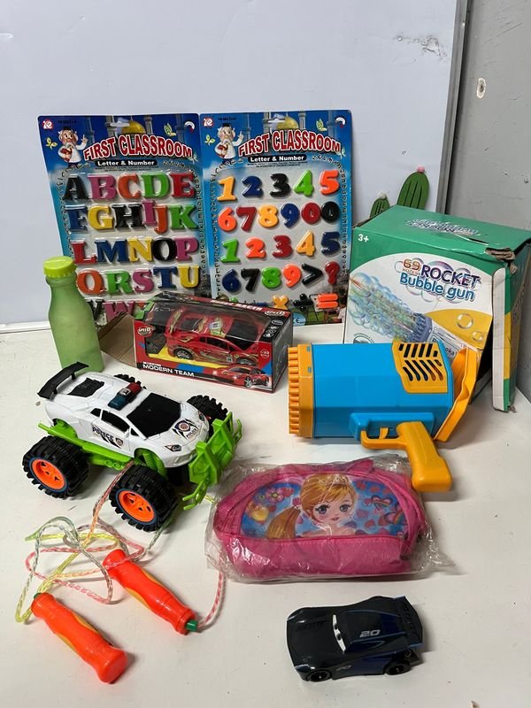 Lote de Juguetes Varios: Auto Policía, Auto de Carreras, Burbujero, Mochila y Más