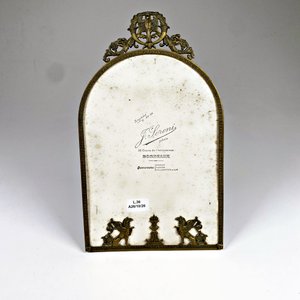Lote anterior: Portarretratos Francés de Bronce con Figuras Decorativas