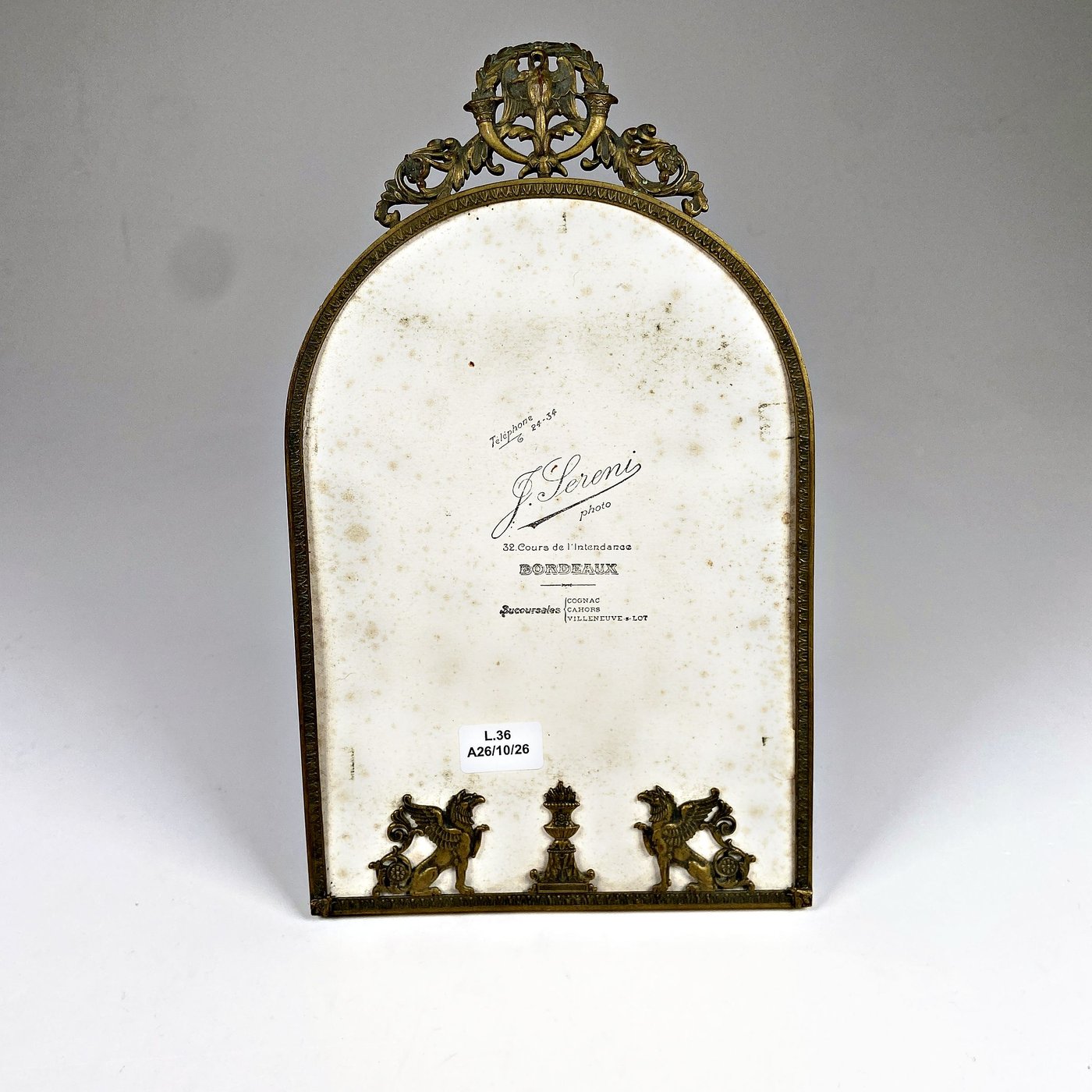 Portarretratos Francés de Bronce con Figuras Decorativas