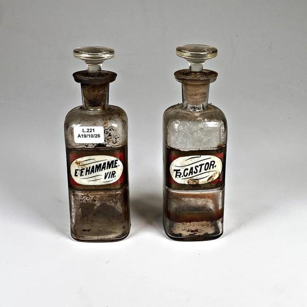 Dos Frascos de Farmacia Antiguos de Vidrio con Tapones - imagen 1