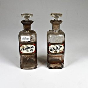 Lote siguiente: Dos Frascos de Farmacia Antiguos de Vidrio con Tapones
