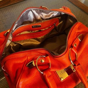 Cartera Datelli Naranja Cuero Metales Dorados - imagen 5
