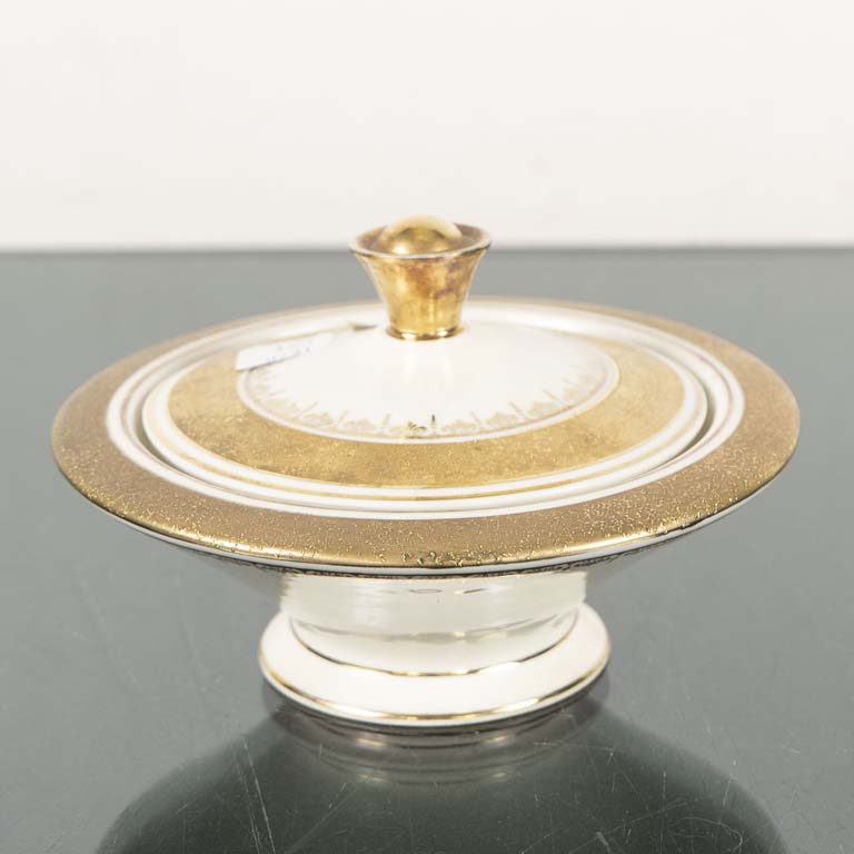 Lote siguiente: Bombonera de porcelana Bavaria, blanca y dorada - Medidas: 15x7cm