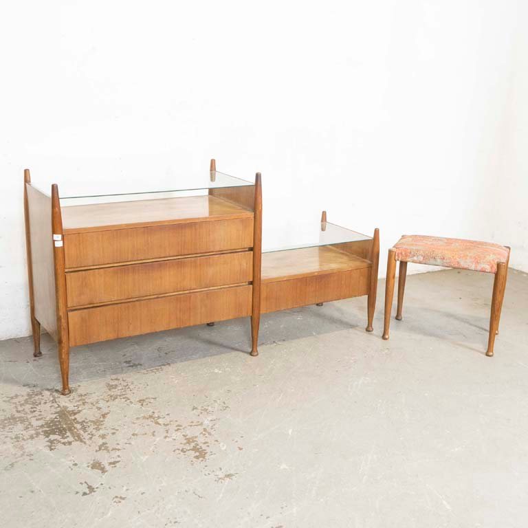 Cómoda Danesa de Dos Niveles con Banqueta y Vidrios Biselados