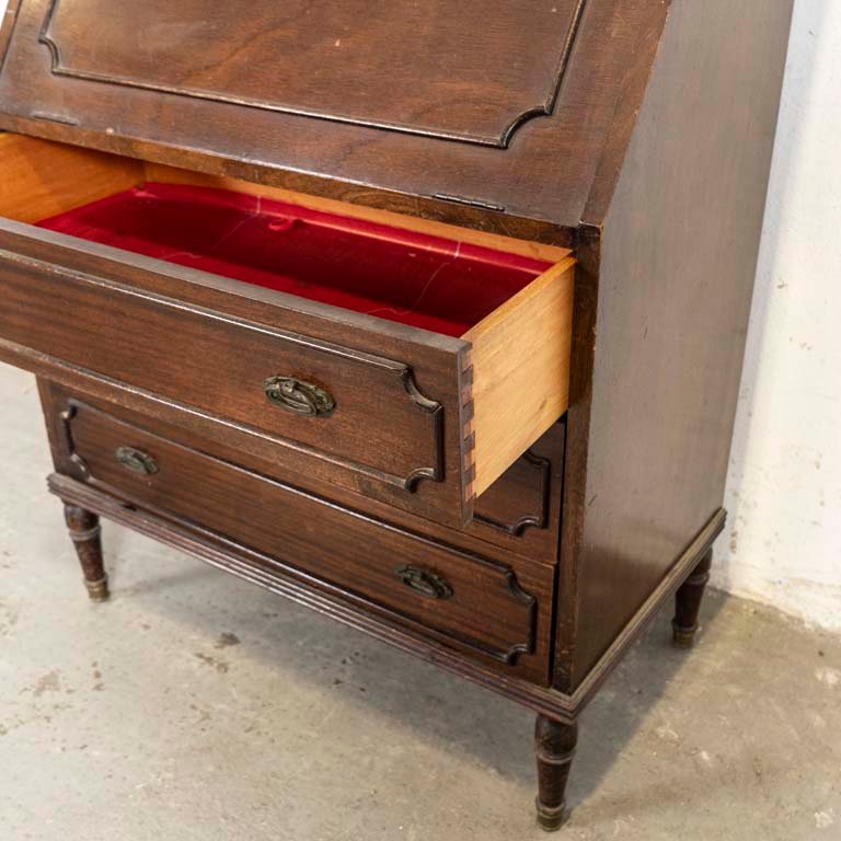 Secreterio inglés de madera con detalles en la superficie y puerta abatible - imagen 2