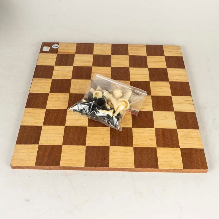 Juego de Ajedrez con Tablero de Madera y Fichas Variadas
