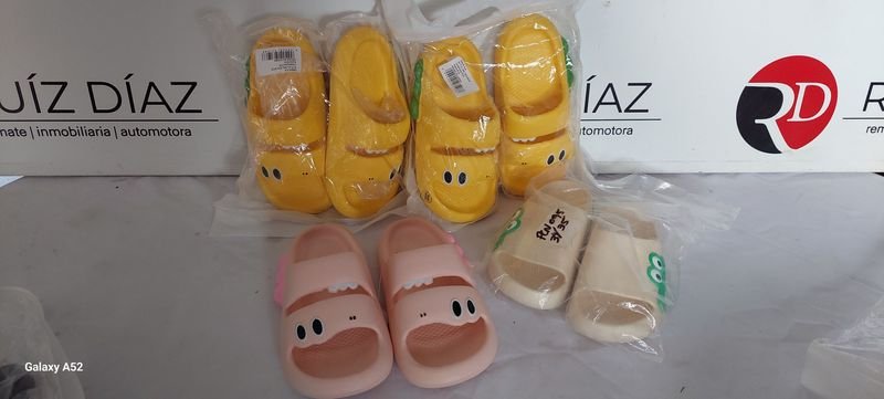 Lote siguiente: Zapatillas de plástico y lona para hombre