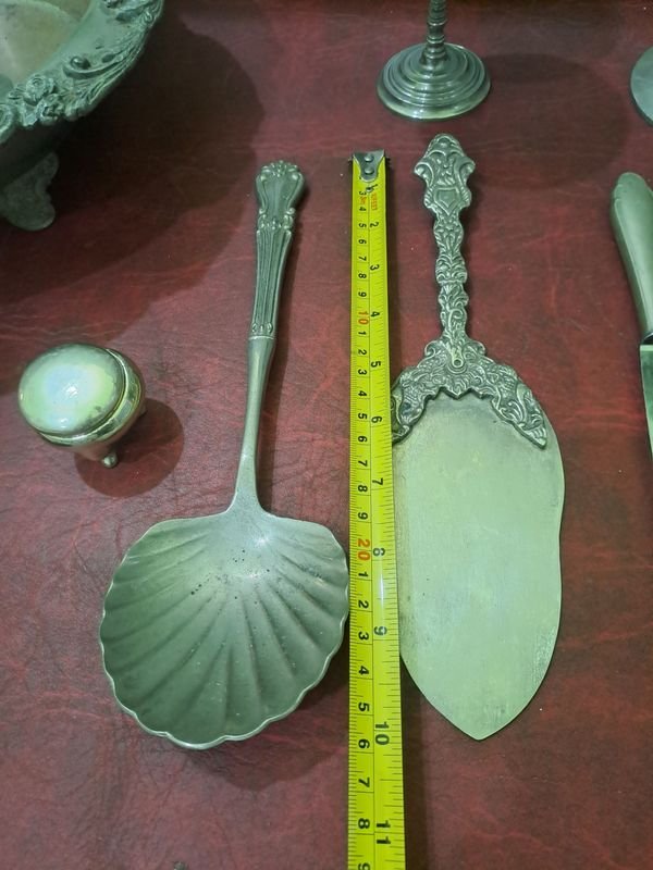 Colección de objetos de plata y melamina con accesorios de mesa y decoración - imagen 6