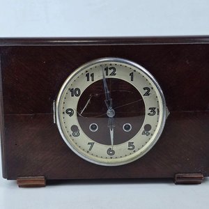Antiguo Reloj de Mesa Mecánico con Caja de Madera Oscura - imagen 2