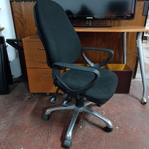 Lote anterior: Silla de Oficina Giratoria Tapizada en Tela Negra con Base de Aluminio