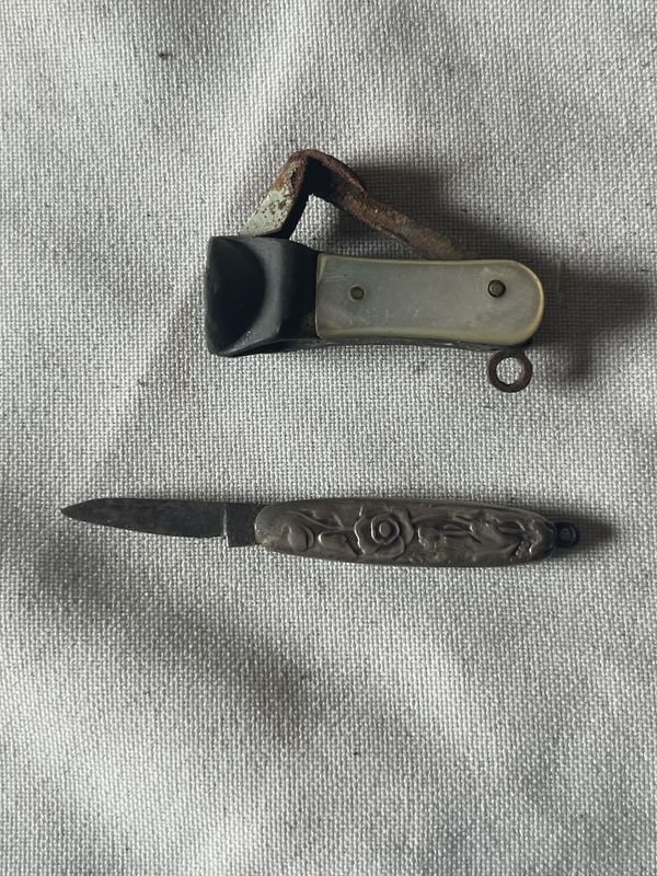 Corta habano de metal y nácar con pluma y cachas de plata - imagen 3