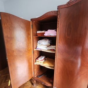 Ropero Antiguo de Madera Oscura con Detalles Tallados - imagen 8