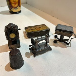 Lote siguiente: Lote de Miniaturas: Máquina de Coser, Reloj Cucú, Dedal y Más
