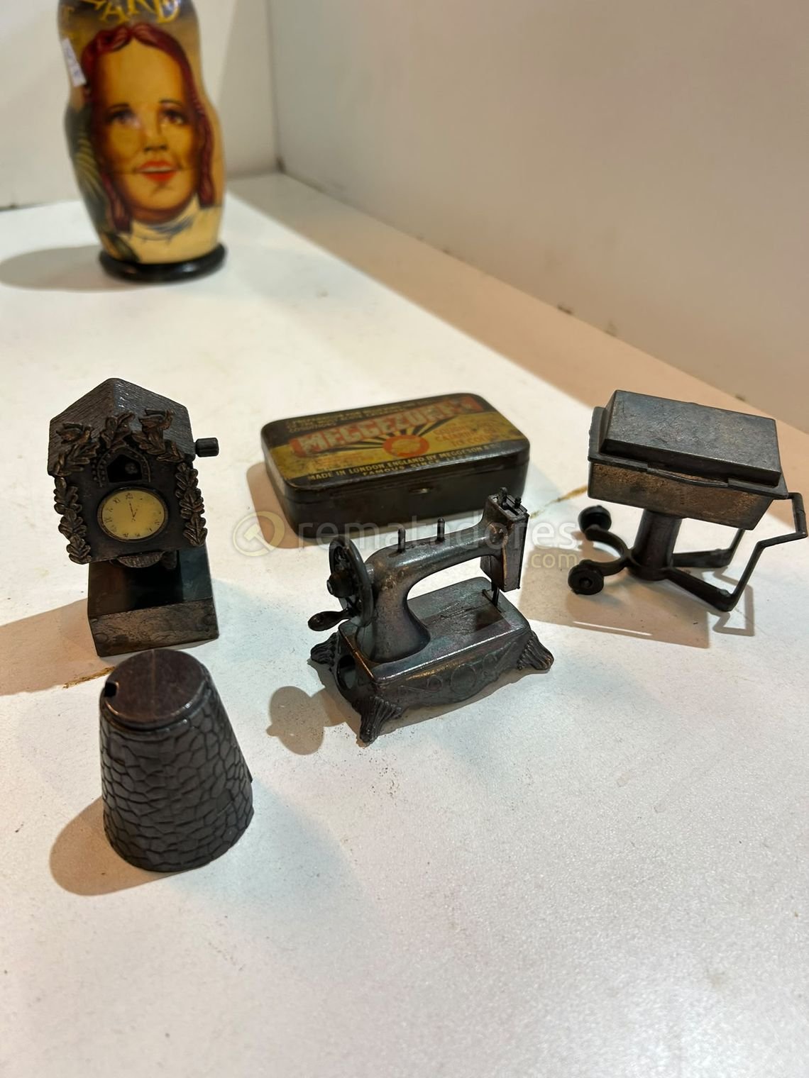 Lote de Miniaturas: Máquina de Coser, Reloj Cucú, Dedal y Más