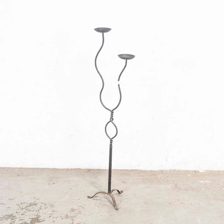 Lote anterior: Candelabro de pie en hierro para dos velas