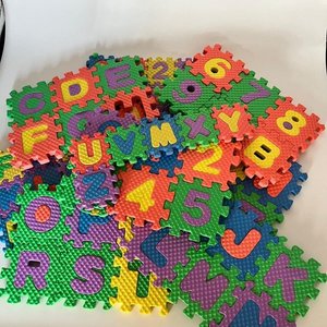 Piso Didáctico de Goma Eva con Letras y Números Encastrables - imagen 1