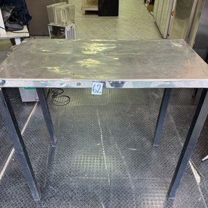 Mesa de Hierro con Tapa de Acero Inoxidable - imagen 3