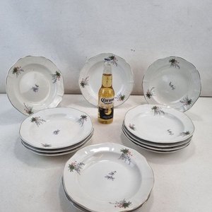 L 270 - 12 Piezas - Importante set de 12 platos hondos de la reconocida firma uruguaya Porcelana Olmos, con bordes festoneados y delicado decorado floral en tonos lilas y verdes, ideal para complementar su mesa - imagen 2