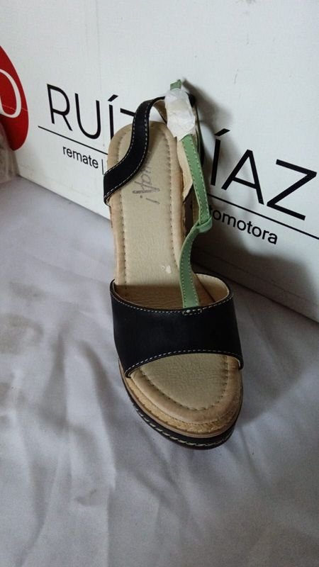 Zapatos de cuero en excelente condición - imagen 2