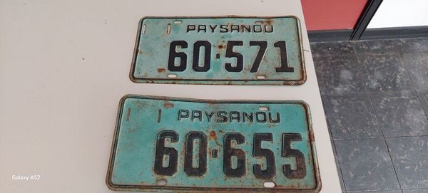 Placas de matrícula vintage con texto 'PAYSANDOU' - imagen 2