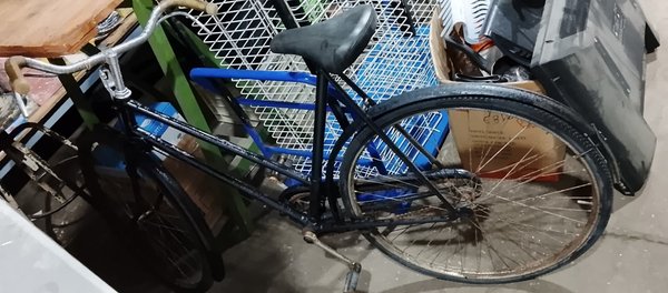 Bicicleta Clásica Negra con Detalles de Óxido