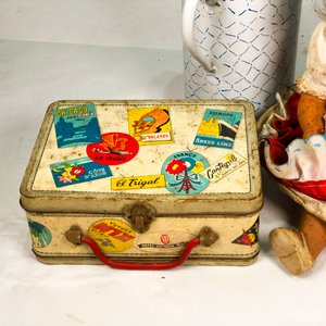 Muñeca Antigua, Jarra Esmaltada y Lata Vintage de Colección - imagen 4