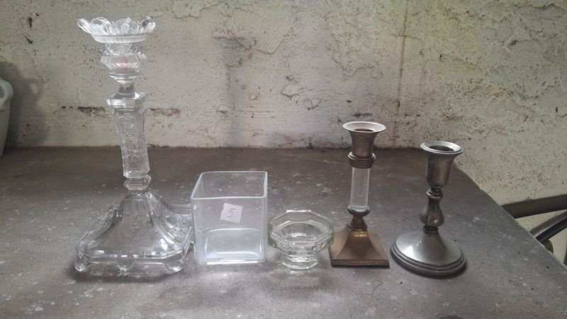 Lote siguiente: Candelabro de cristal con diseño floral y base cuadrada