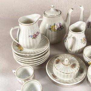 Conjunto de Loza Blanca con Flores Rosadas y Amarillas: Teteras, Jarras, Tazas y Platos - imagen 4