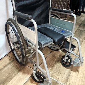 Silla de Ruedas Plegable con Inodoro y Detalle - imagen 4