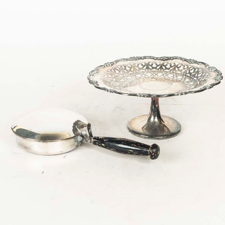 Juego de 2 Piezas de Platería Antigua: Junta Colillas y Centro Calado con Pie