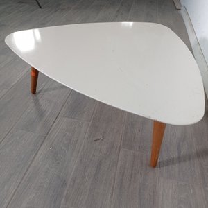 Mesa de Diseño Triangular con Tres Patas - imagen 4