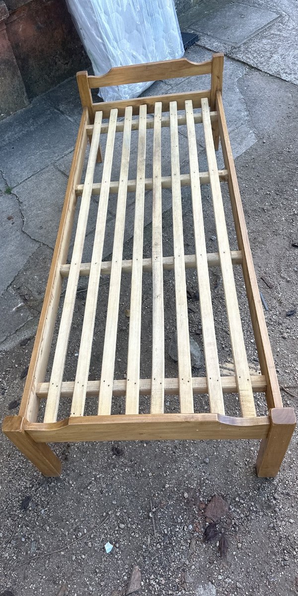 Cama de Una Plaza Estilo Clásico