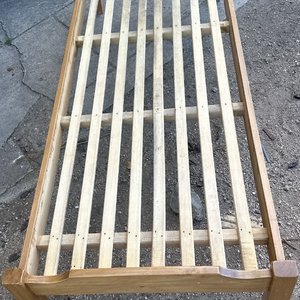 Lote siguiente: Cama de Una Plaza Estilo Clásico