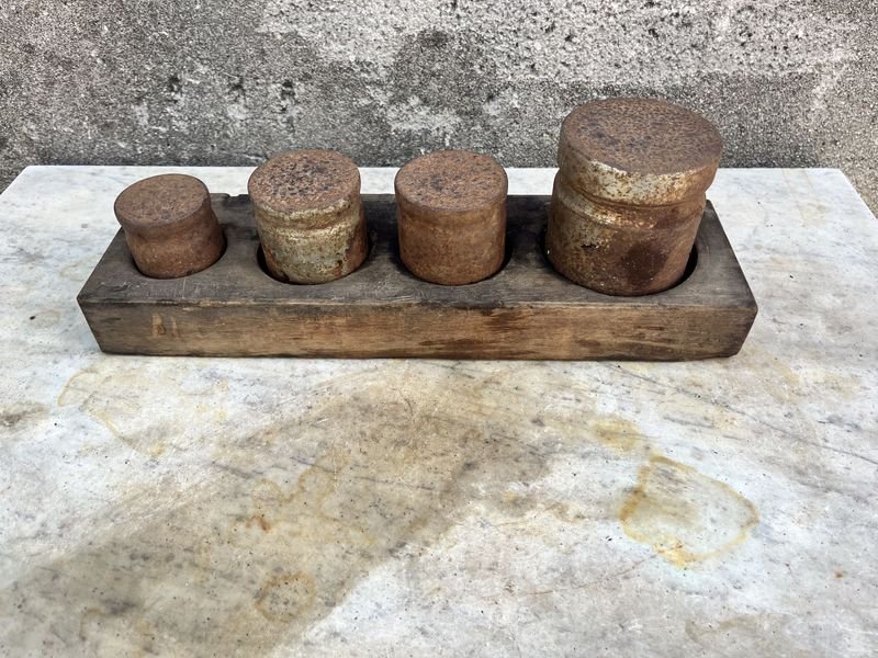 Lote siguiente: Cepo con pesas de balanza para almacenamiento