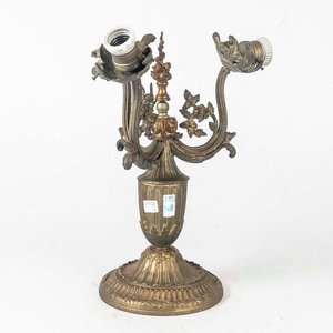 Lote siguiente: Lámpara de Sobremesa de Bronce con Tres Luces y Molduras Metálicas