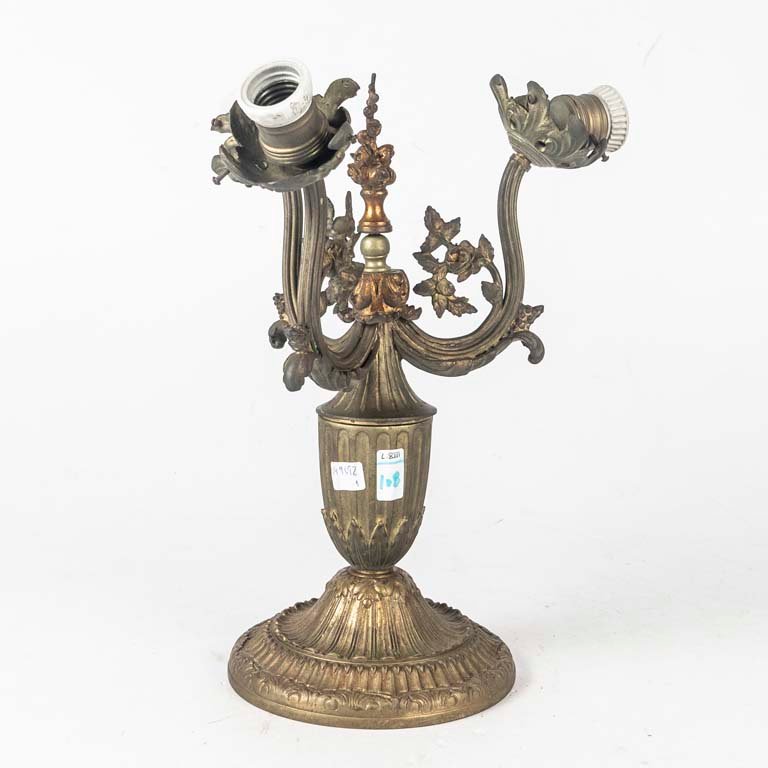 Lámpara de Sobremesa de Bronce con Tres Luces y Molduras Metálicas