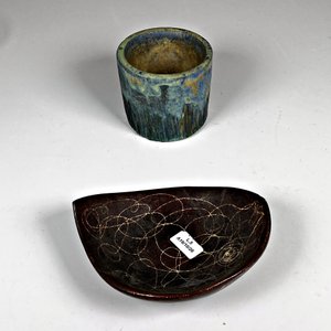 Dos piezas de cerámica firmadas: centro Ounanian y pote - imagen 2
