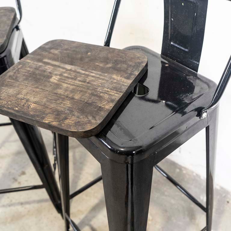 Sillas altas tipo Tolix de metal con asientos de madera - imagen 3